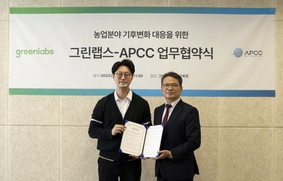 CEO of Greenlabs Ahn (Left) and Director of APCC Shin Do-Shick (Right), signed an MoU at the Greenlabs HQ on May 3rd to solve climate change in agriculture