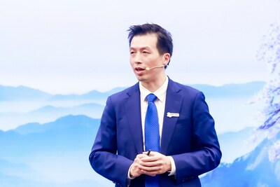 Peng Song giving a keynote speech (PRNewsfoto/Huawei)