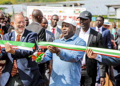 Historic ribbon cutting by Burundi President, Evariste Ndayishimiye, for the Burundi 7.5MW solar field.  Gigawatt Global CEO, Yosef Abramowitz, to his left, inaugurates his 18th solar field in 17 years. (PRNewsfoto/Gigawatt Global)
