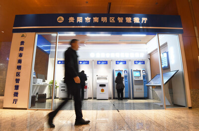In the Smart Micro Hall of the East International Trade Center of the Huaguoyuan Twin Towers, Nanming District, the staff of the settled enterprises are handling related business. （Source Courtesy of the government of Nan