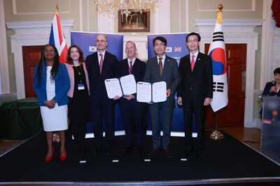 (From left) Kemi Badenoch, Secretary of State for Trade and Business; Angharad Milenkovic, Vice-President (Advancement) UCL; Professor Nigel Titchener-Hooker, Dean of Engineering Sciences, UCL; Dr Michael Spence, President and Provost, UCL; Dongwook Kim, Executive Vice President, HMC; Moonkyu Bang, Minister of Trade, Industry and Energy of the Republic of Korea.