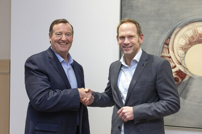 Thorsten Dreier, CTO of Covestro (right) and David Roesser, CEO of Encina, agree to a long-term supply of chemically recycled raw materials.