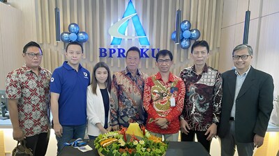 Mr. Dwikun Agus Pamudji, President Director of BPR AKU, along with the Board of Directors, joined by the Chairman of Perbarindo West Java, Mr. Mahfud Fauzi, and the CEO of Orderfaz, Mr. Reynaldi Gandawidjaja, cutting the Tumpeng as a gesture of appreciation and cooperation.